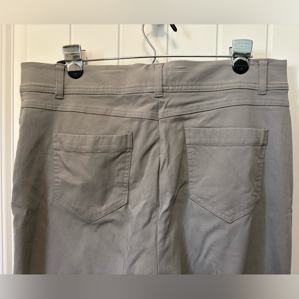 JM Collection Elegant Gray Trousers. Size 14. Elastic waist with belt loops. - Picture 7 of 10